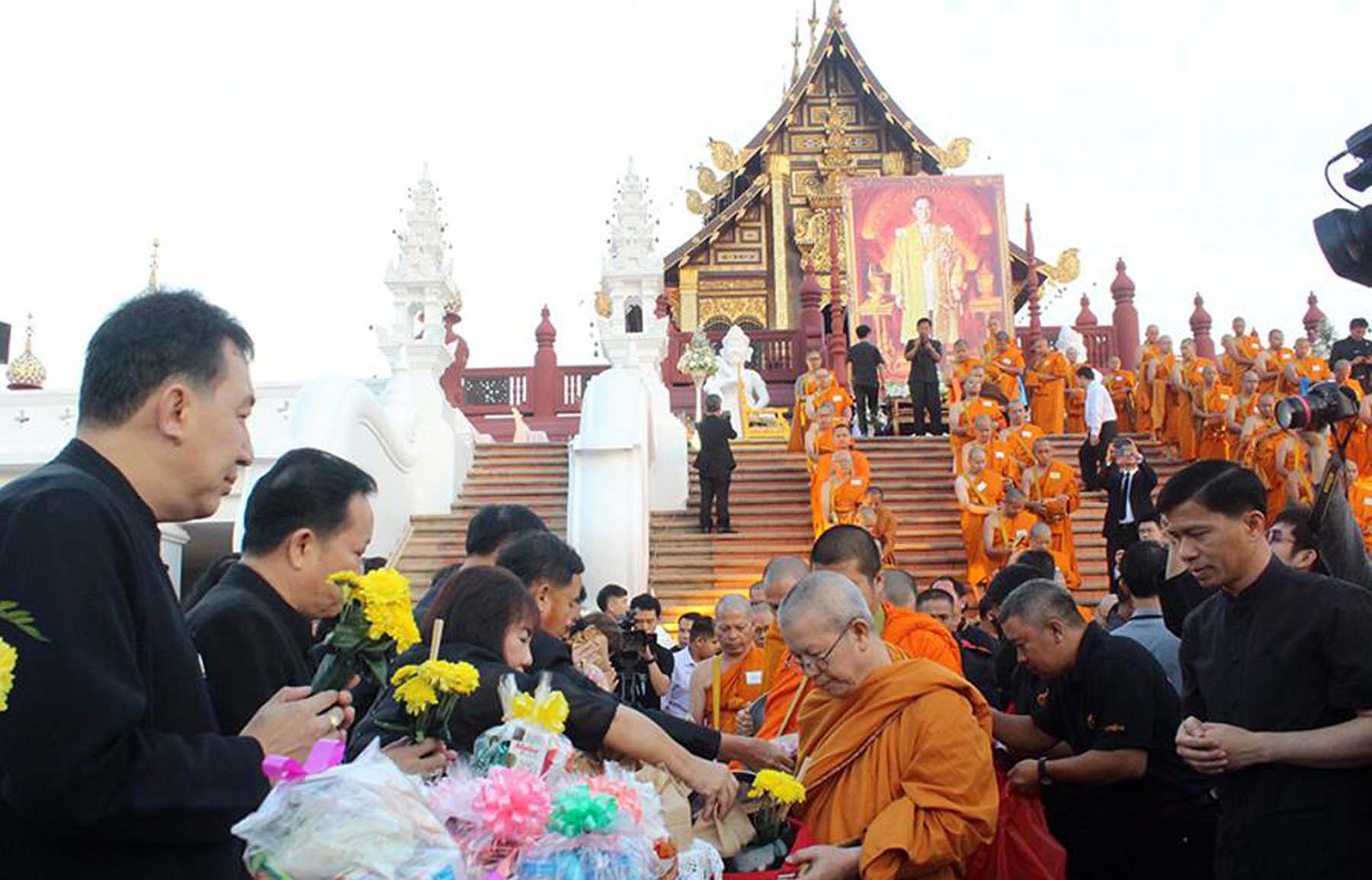 พิธีทำบุญตักบาตรพระสงฆ์199รูปเพื่อถวายเป็นพระราชกุศลแด่พระบาทสมเด็จพระปรมินทรมหาภูมิพลอดุลยเดช