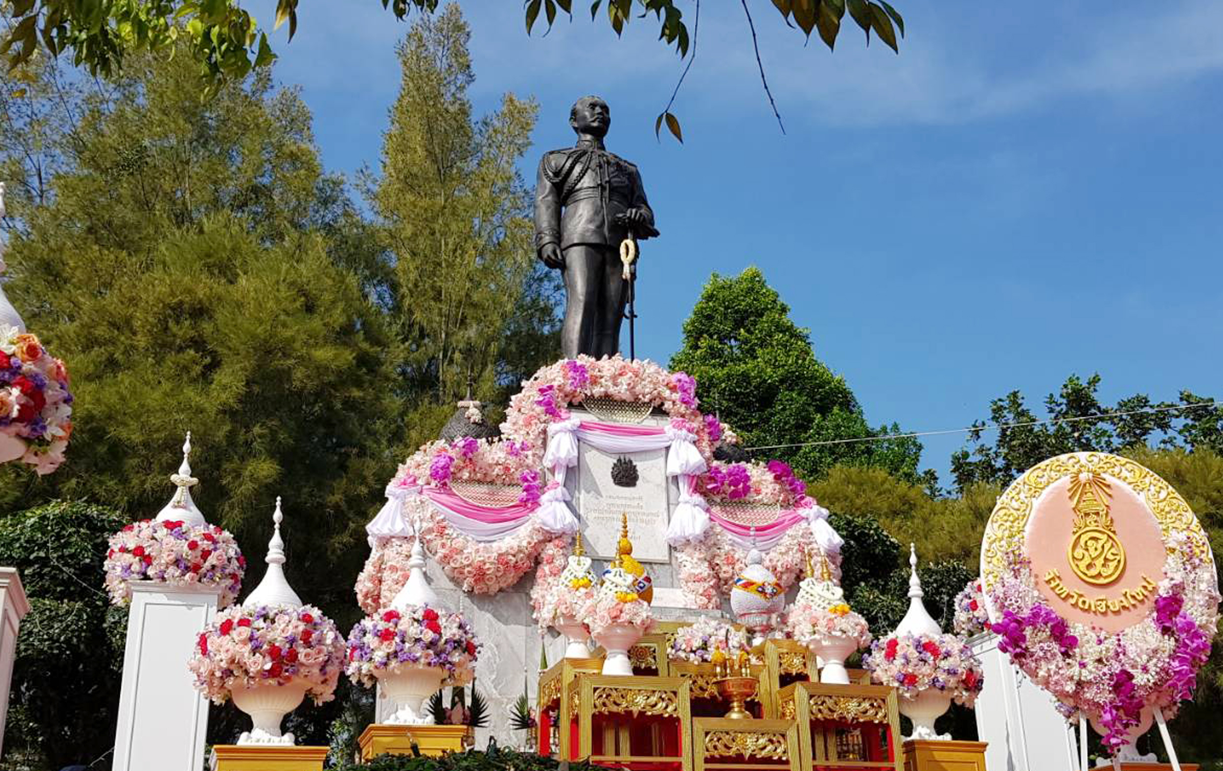 สวพส.ร่วมวางพวงมาลา-ถวายบังคมหน้าพระบรมราชานุสาวรีย์ร.๕