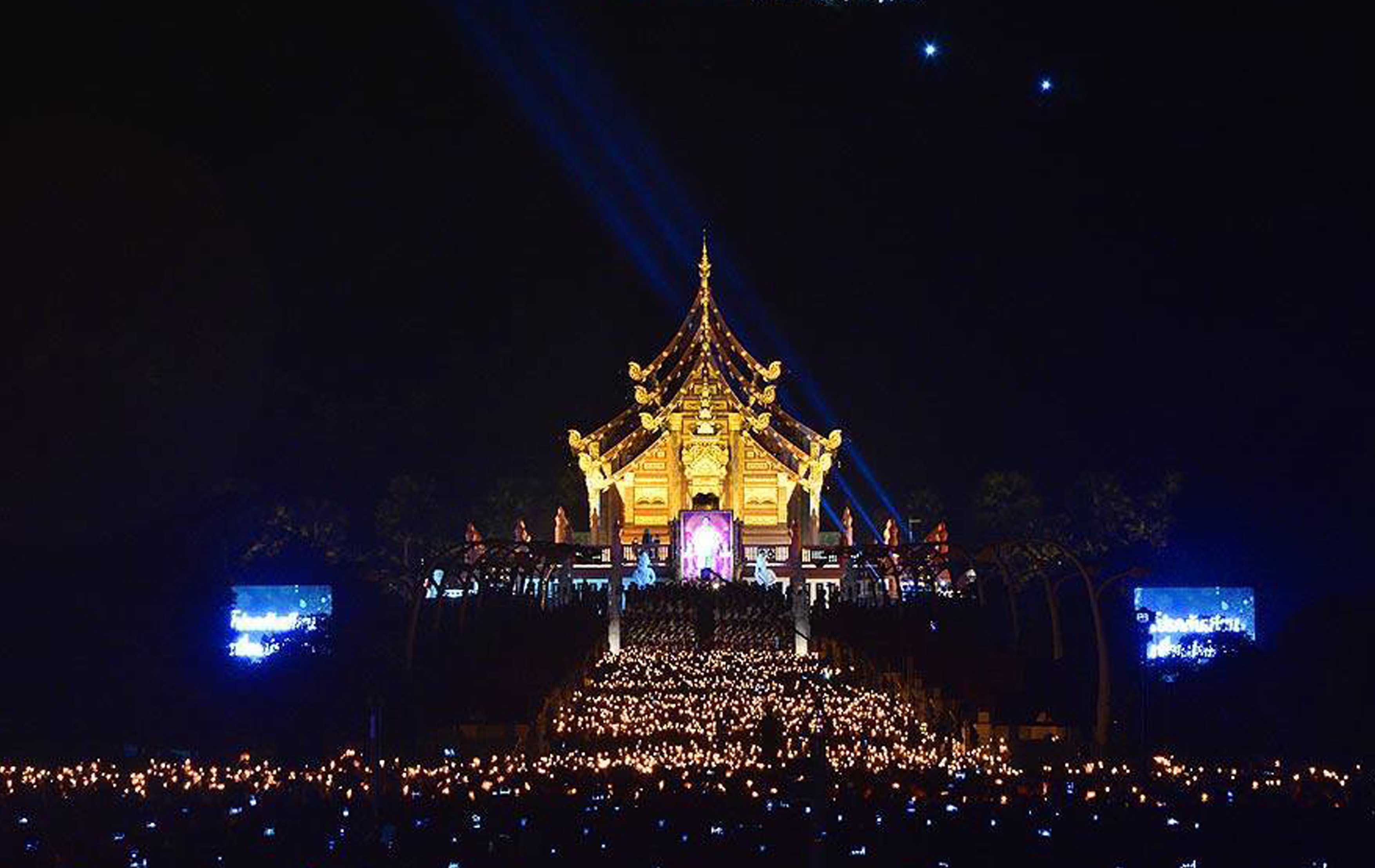 ชาวเชียงใหม่ร่วมใจจุดเทียนถวายอาลัยพระบาทสมเด็จพระปรมินทรมหาภูมิพลอดุลยเดชเพื่อเป็นการน้อมรำลึกถึงพระมหากรุณาธิคุณ
