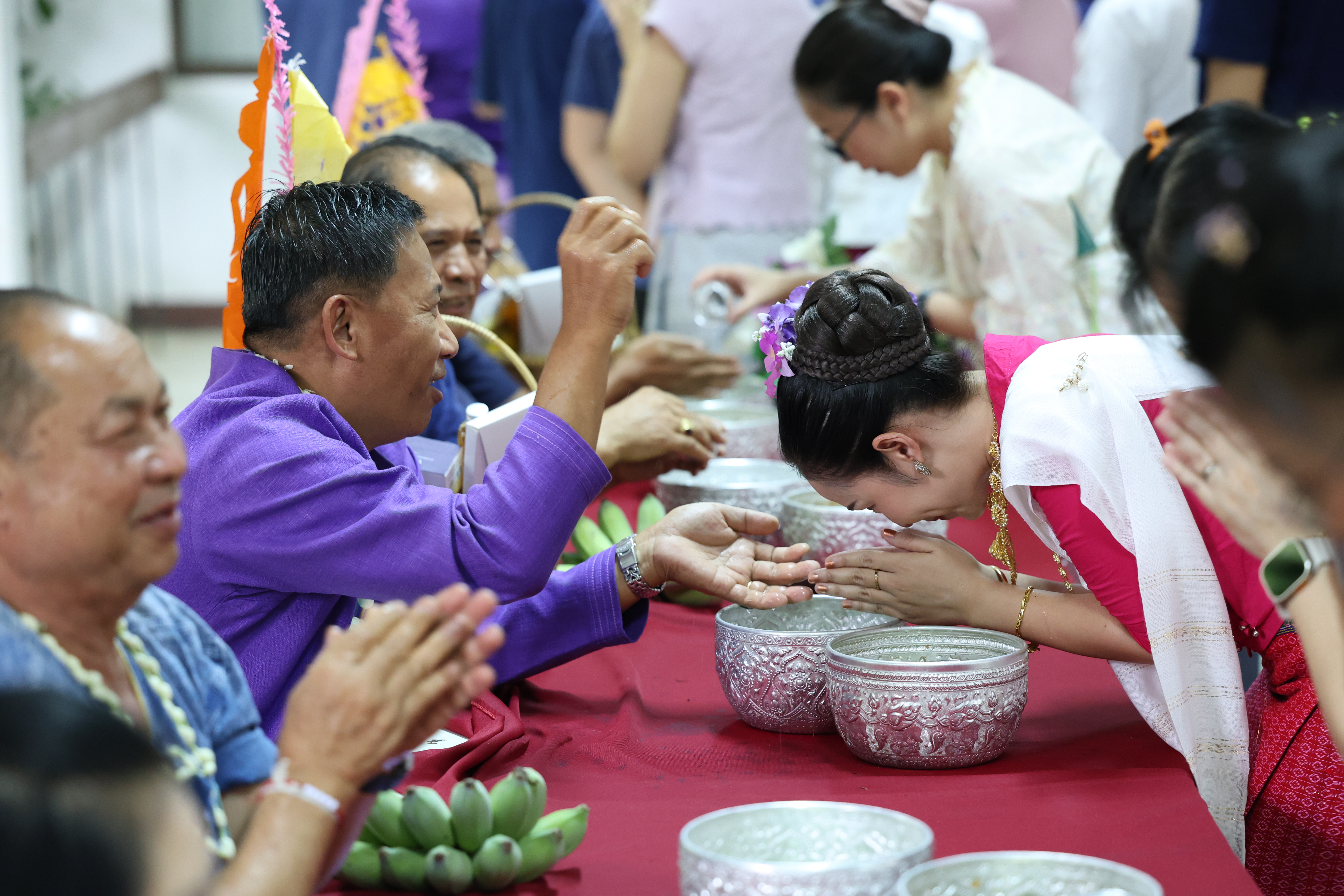 สวพส.ทำบุญไหว้ศาลพระภูมิและรดน้ำดำหัวขอพรผู้อาวุโสสถาบัน